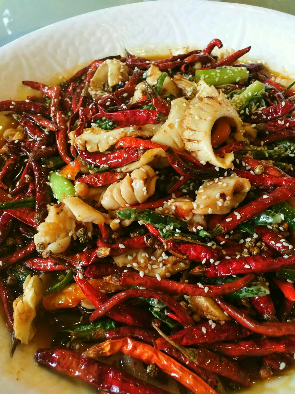 热菜火爆双脆,看上去很劲爆,其实仅微辣;蔬菜豆腐汁,面上豌豆十分香脆