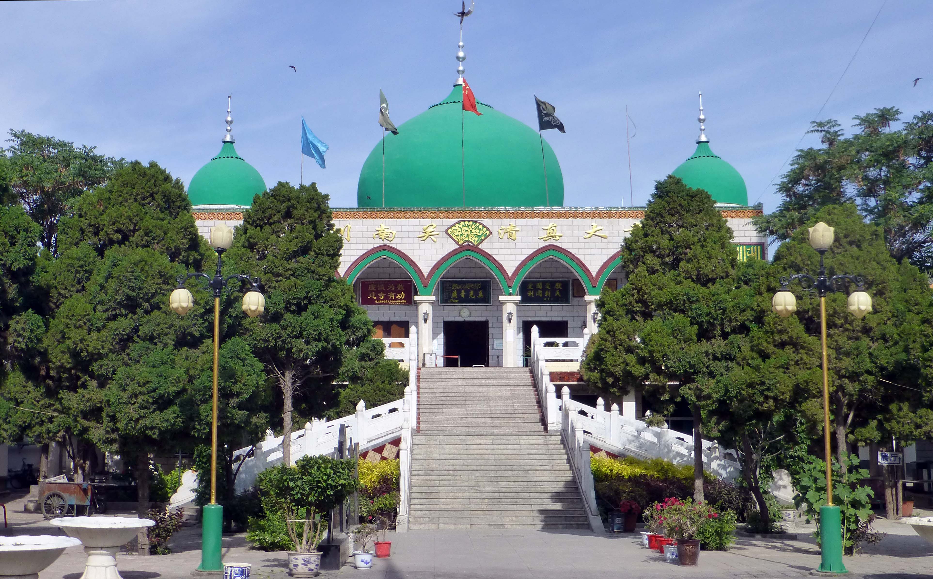 走进南关清真寺,迎面看到高高的绿色大圆顶,资料介绍直径达九米.
