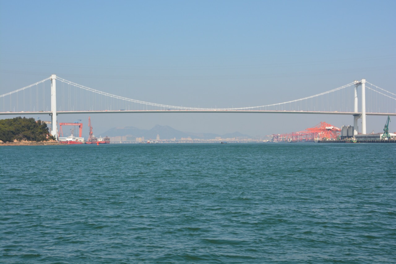 海沧大桥是海沧半岛通向厦门岛的东西向海峡性公路大桥同时也是世界第