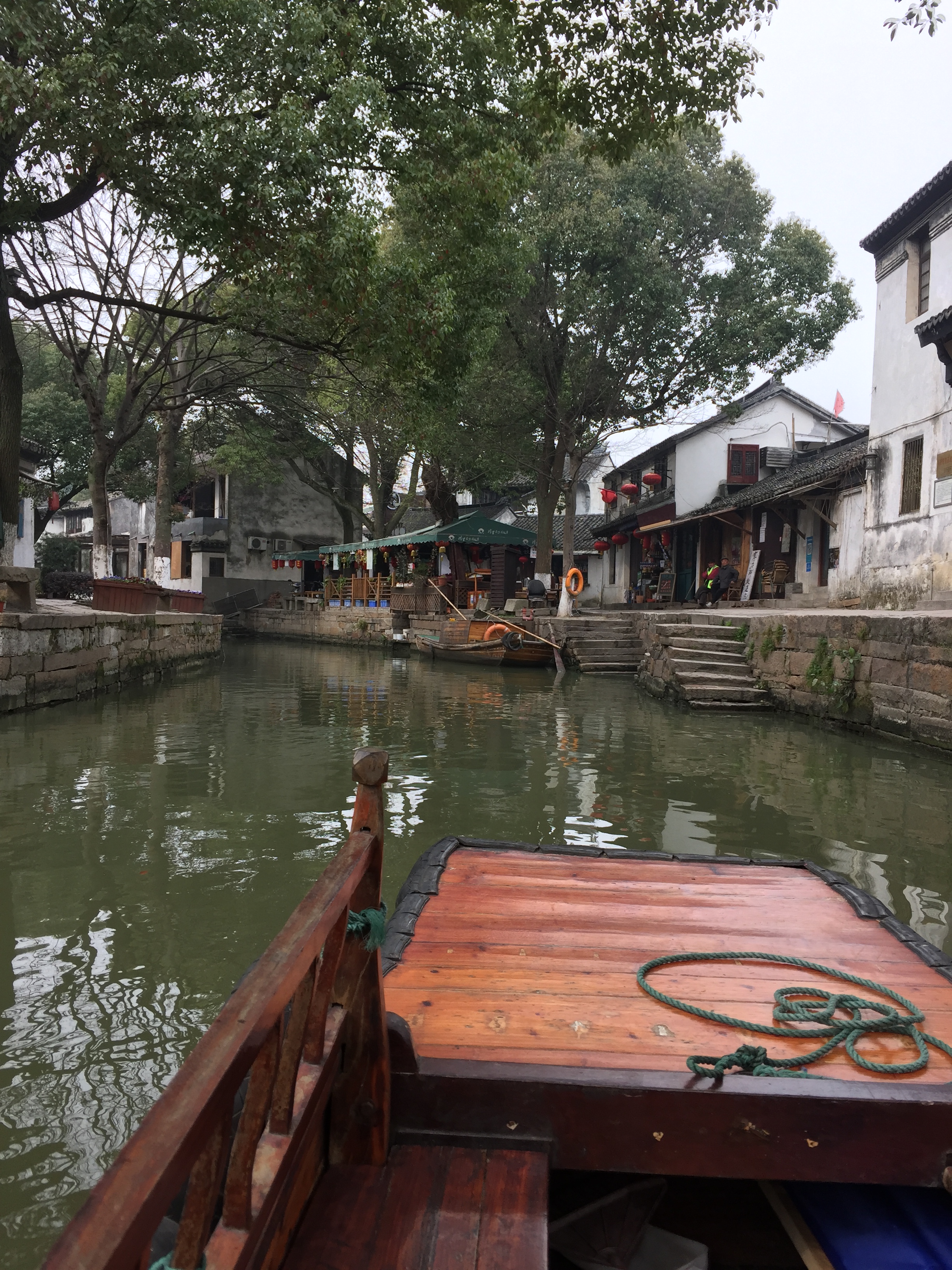 江苏苏州同里古镇的江南风光，摇橹船漫游水乡气息很浓郁景色迷人
