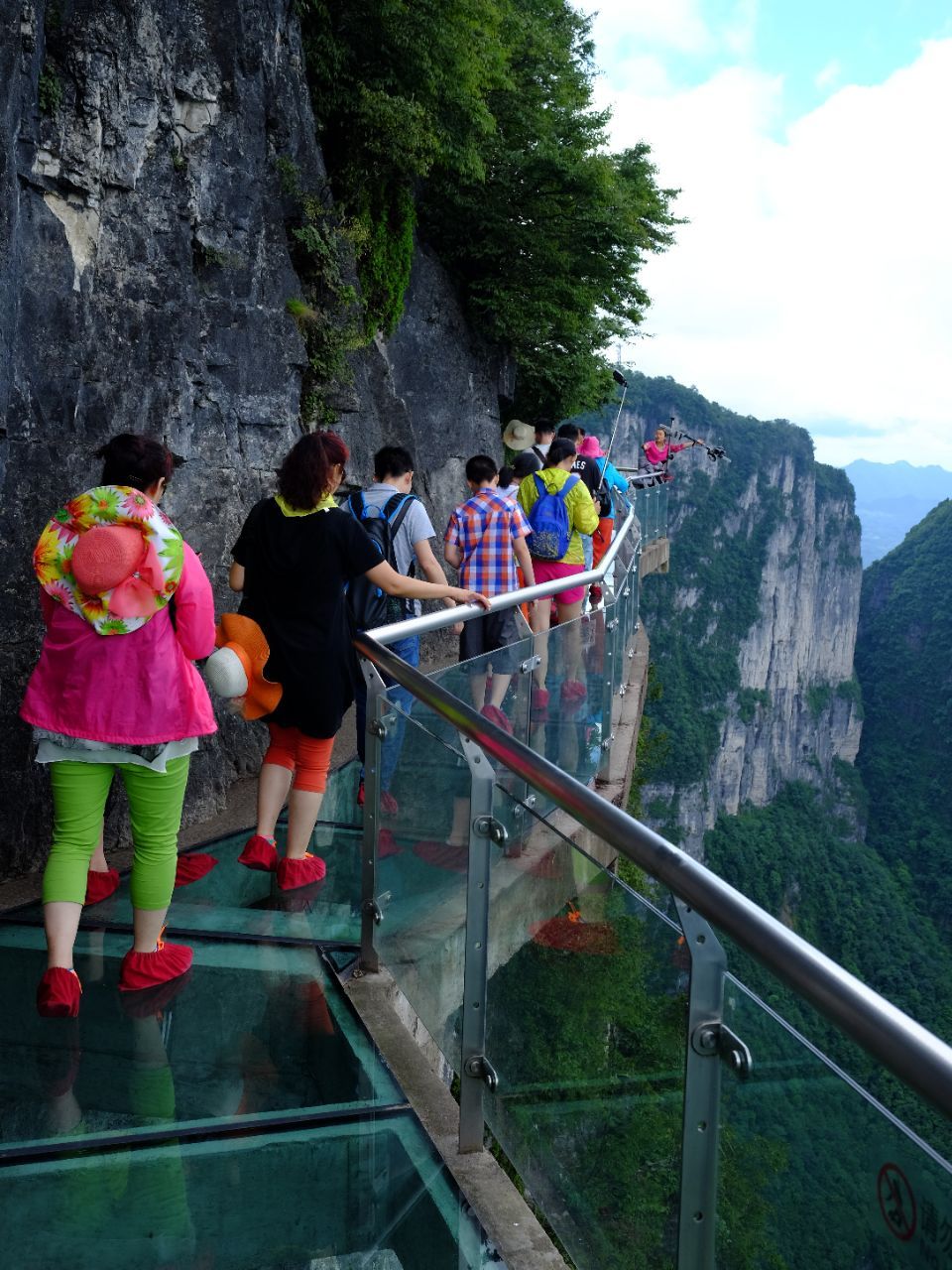 天门山玻璃栈道悬于天门山顶西线长60米宽16米最高处海拔1430米