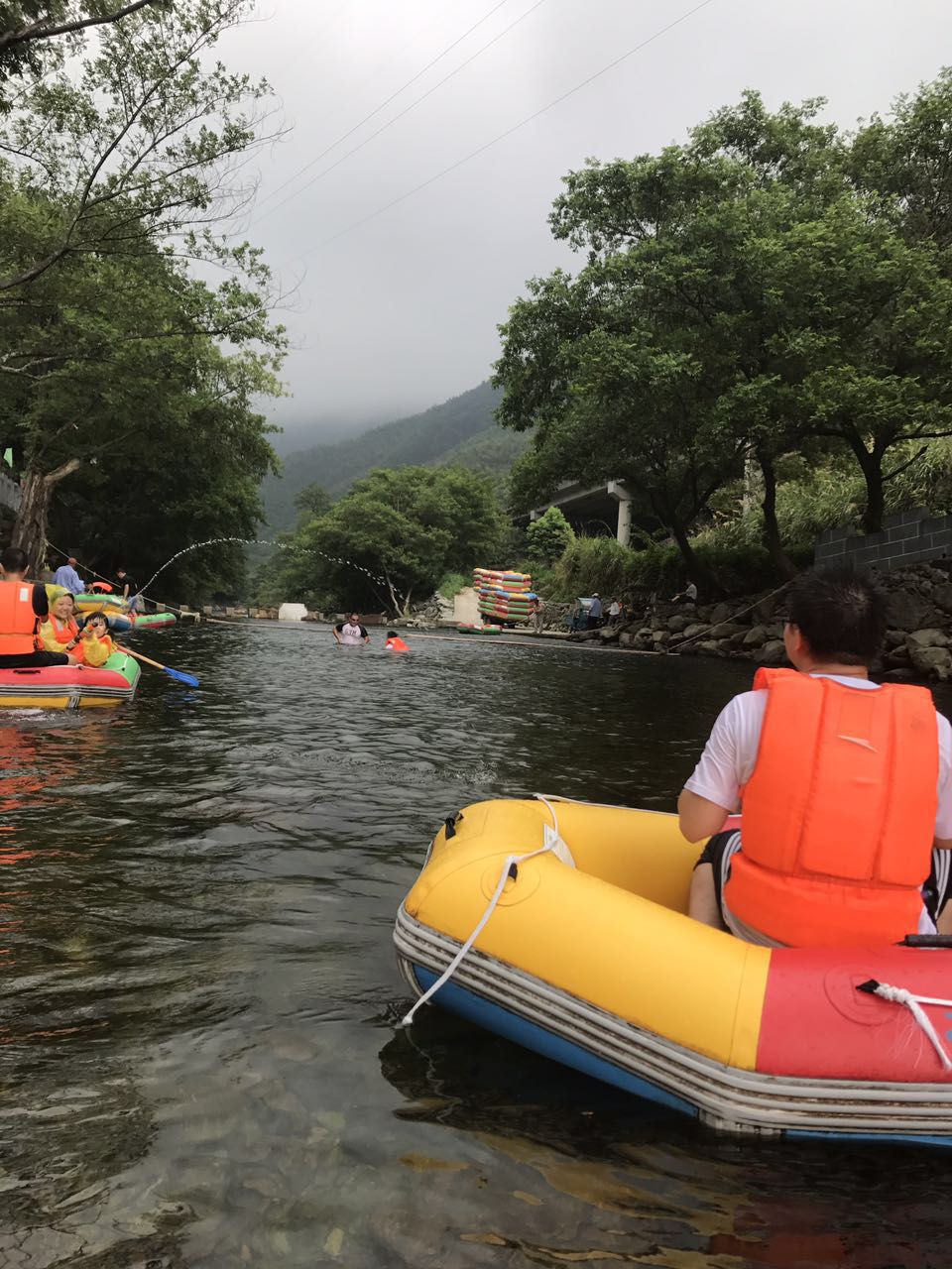 【携程攻略】黄山风景区香溪漂流景点,水清澈,不急,航道不长,配套设施