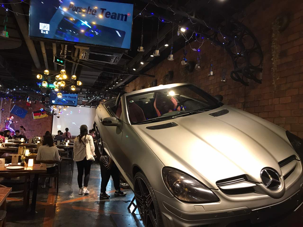 20191886汽车主题德国餐厅(外滩十六铺码头店)_旅游攻略_门票_地址_游