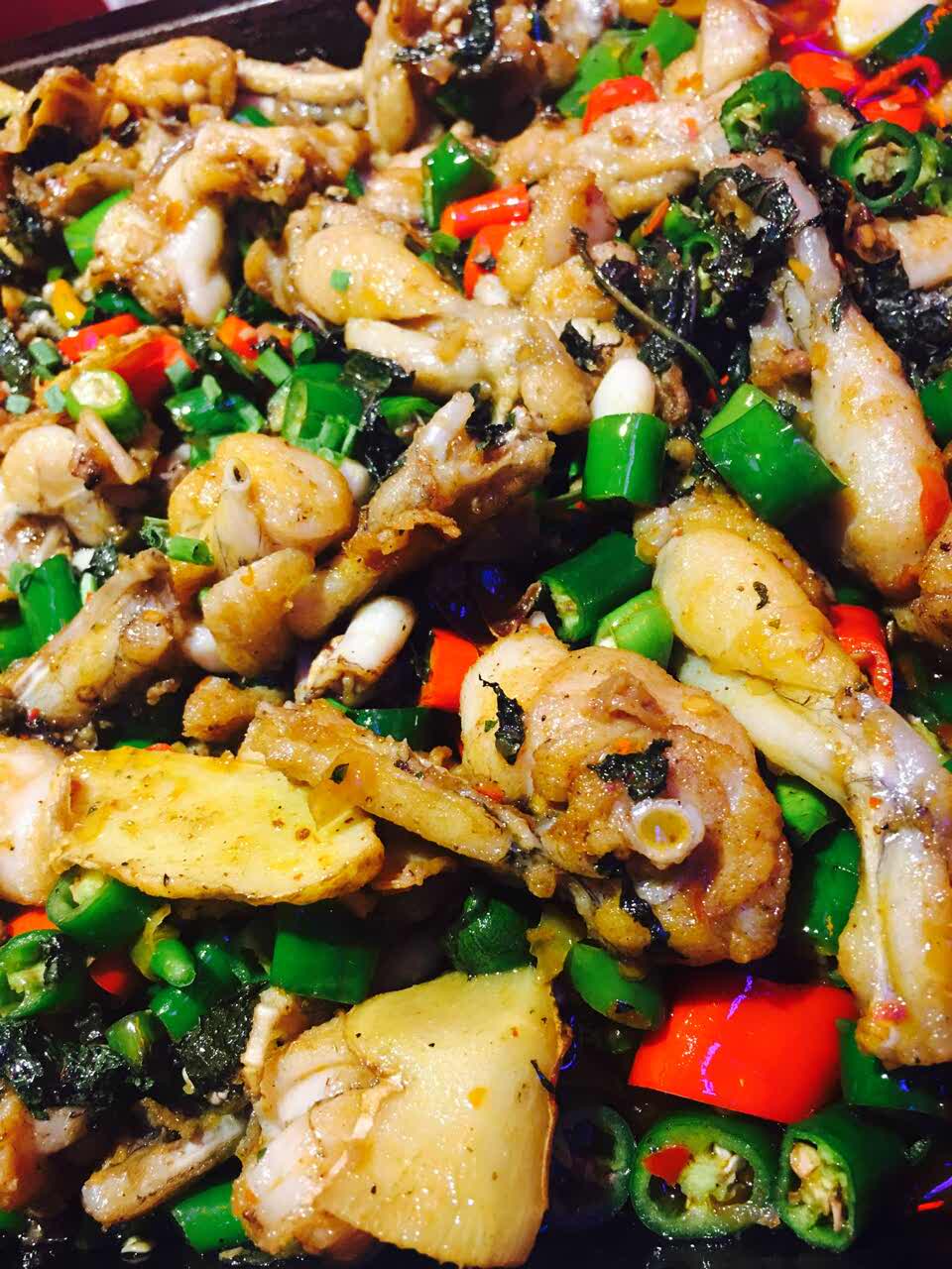 紫苏牛蛙平锅蛮好吃的就是吃到后来有点辣店里可以免费加茶水但是是热