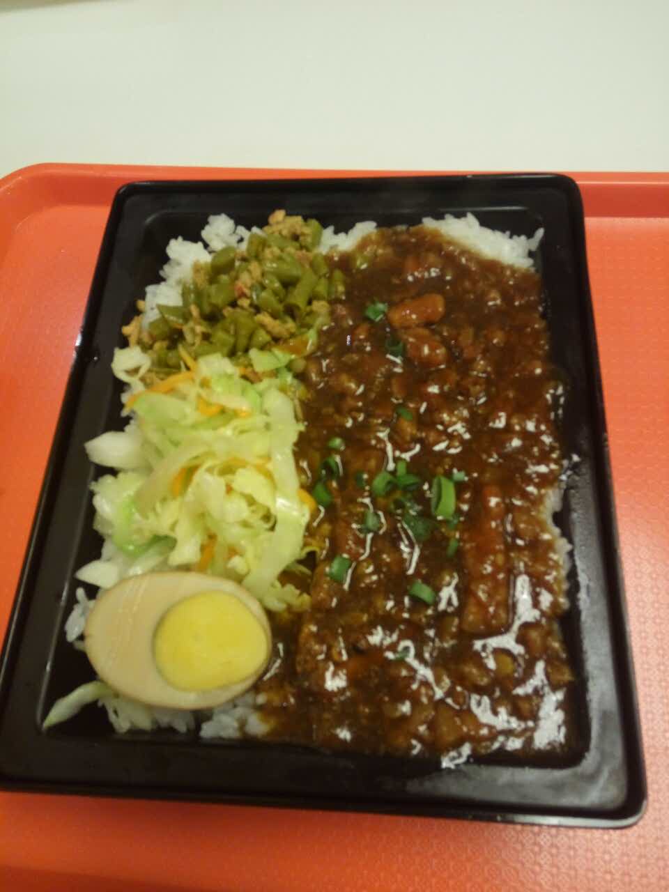 环境很好 宽敞明亮干净 类似于肯德基的中式快餐 面皮好吃 卤肉饭一般