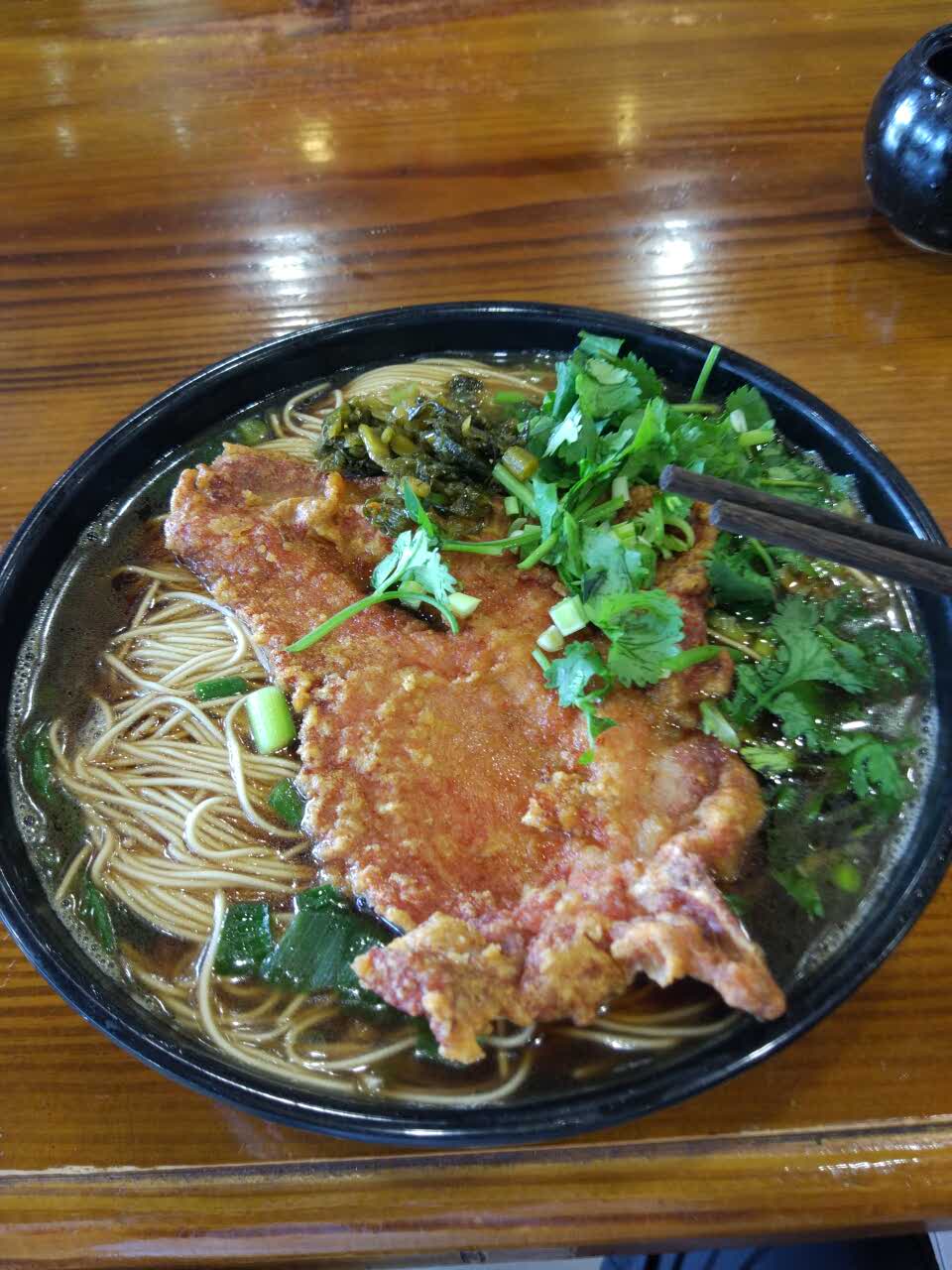 经常来这家,很有名的面馆,经常要排队的.大排面很好吃.