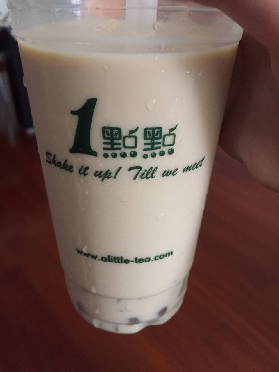 来一杯今天尝试了乌龙奶茶椰果是有点甜的所以点了无糖的我觉得正好赞