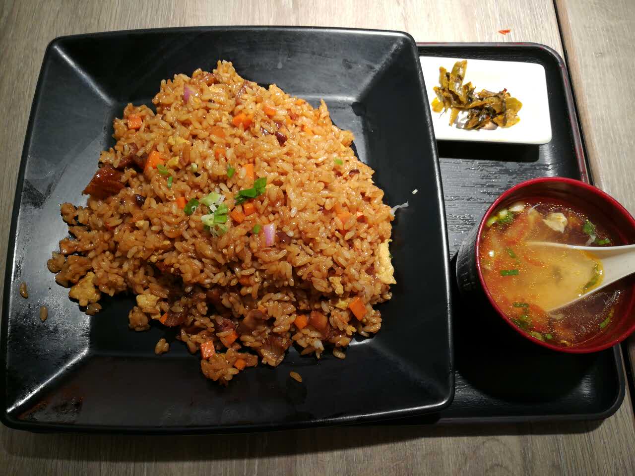 点的火烧拉面儿子喜欢吃,鳗鱼炒饭比较软糯
