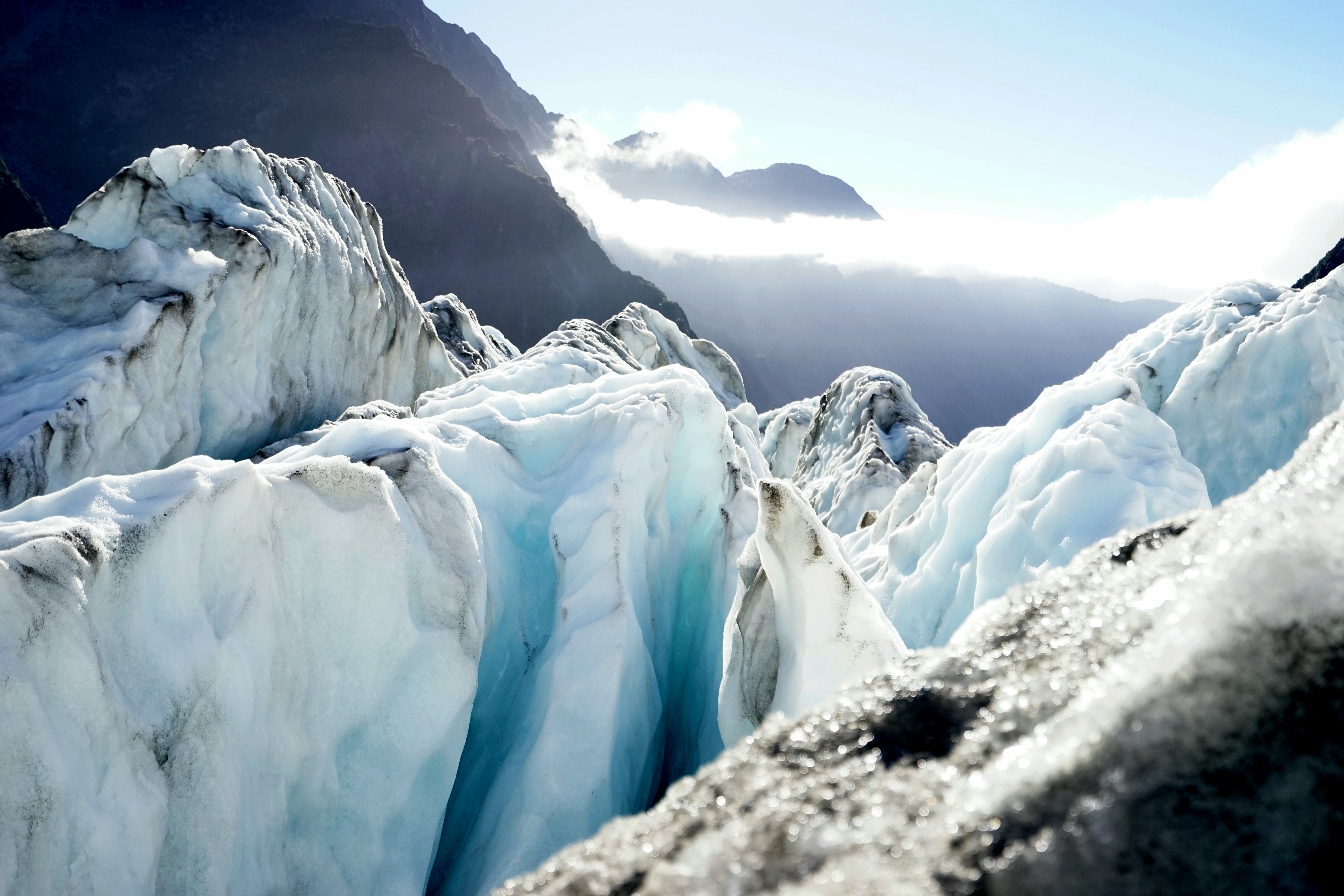 传说一个毛利女孩和她的爱人在登山时遇到了雪崩,她的爱人被埋在雪