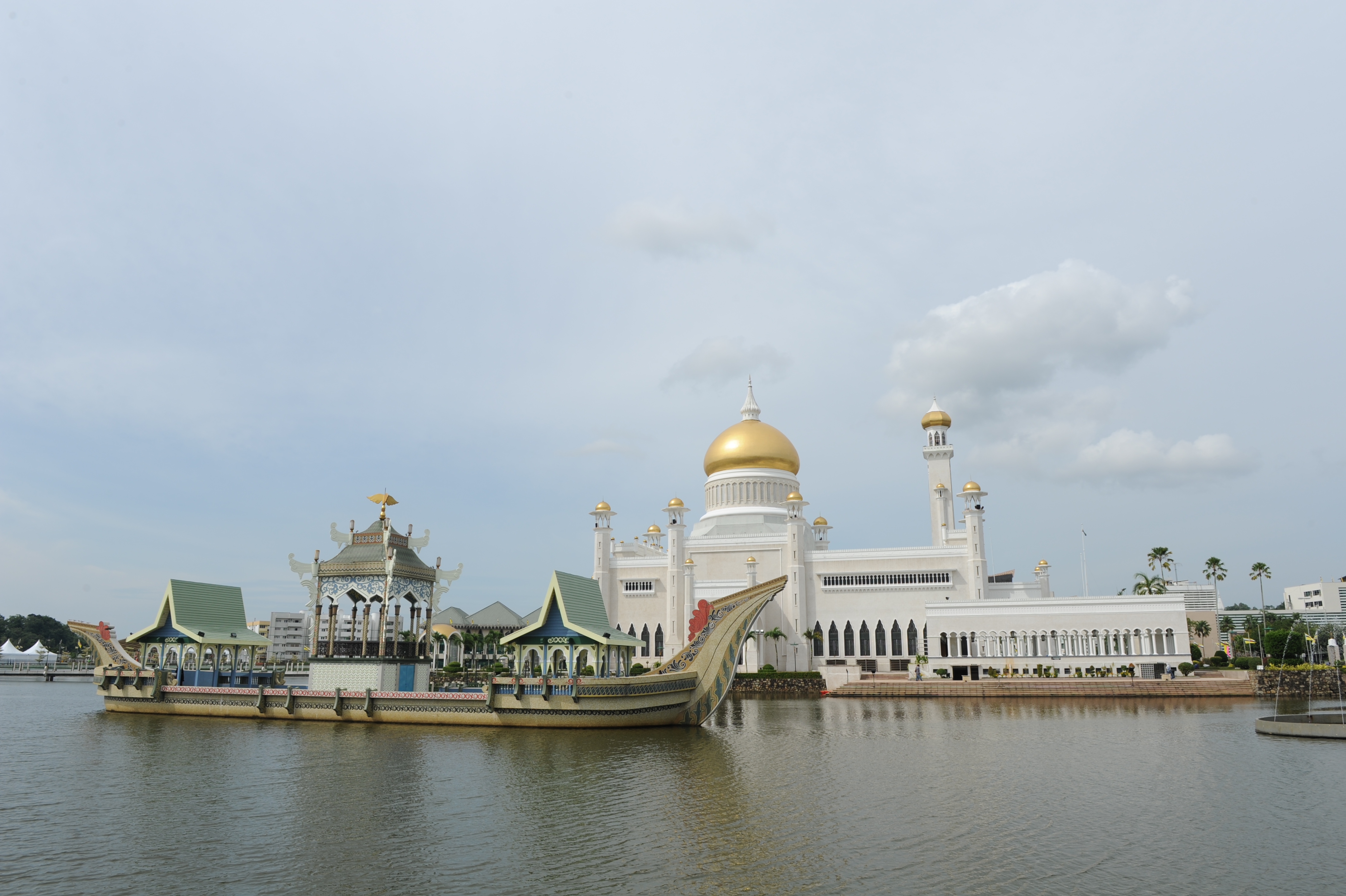 2023奥玛尔·阿里·赛福鼎清真寺游玩攻略,很壮观的景点,游客必到的地