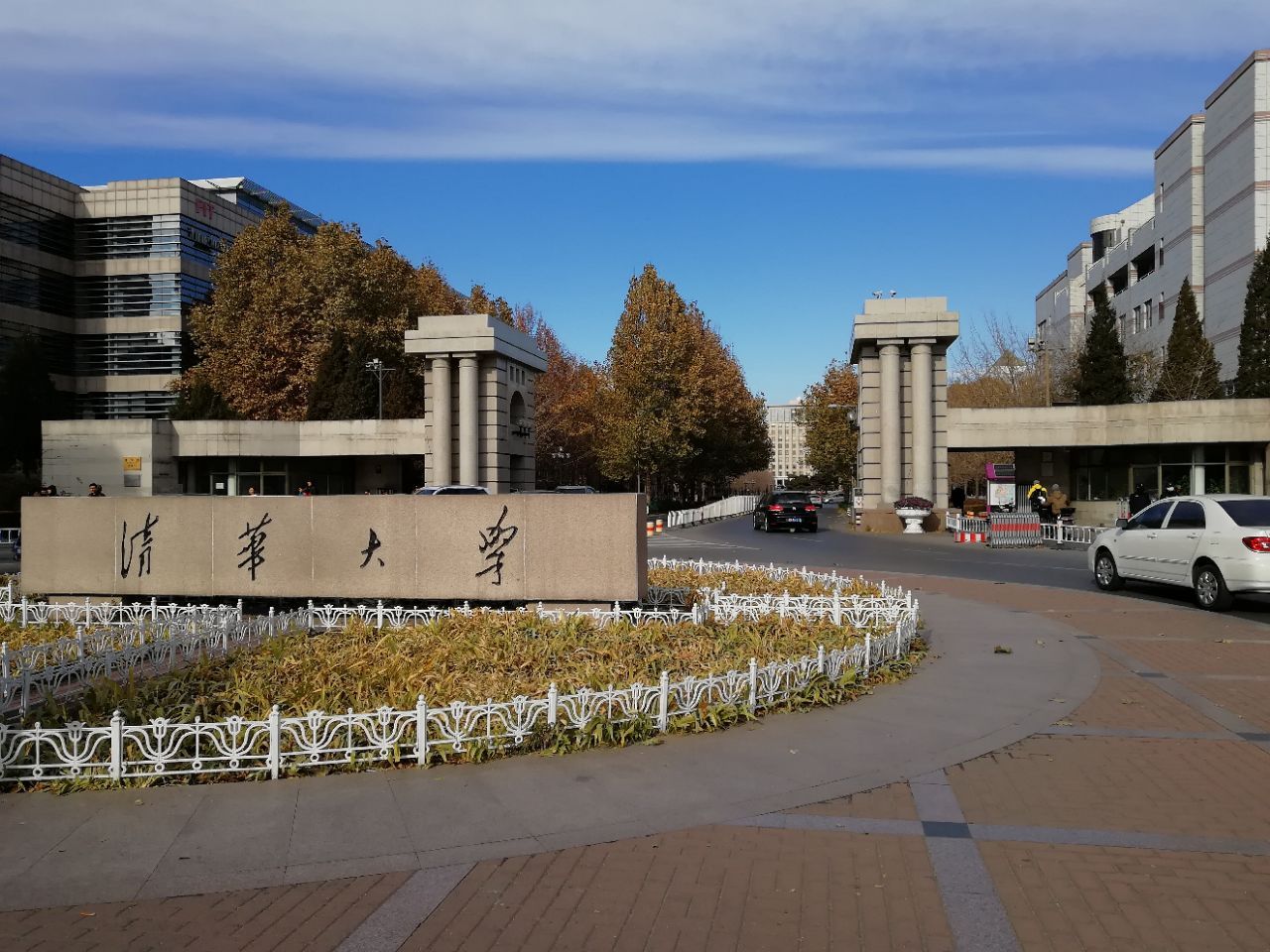 虽然是冬天清华大学里得景色依然是美不胜收校园园区很大一切井然有序