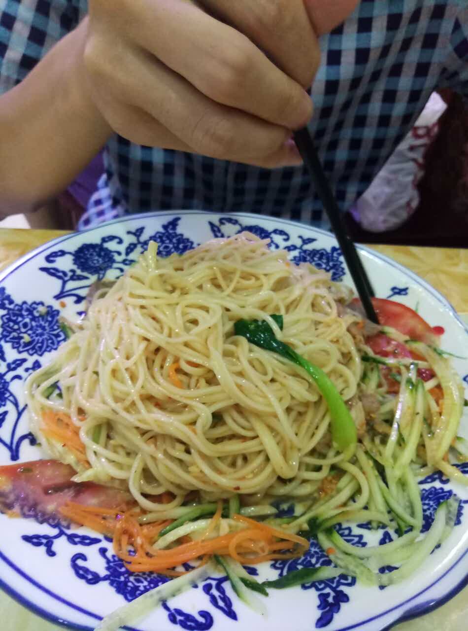 牛肉凉面很好吃,清凉可口,尤其胡萝卜丝是和黄瓜丝以及西红柿搅拌均匀