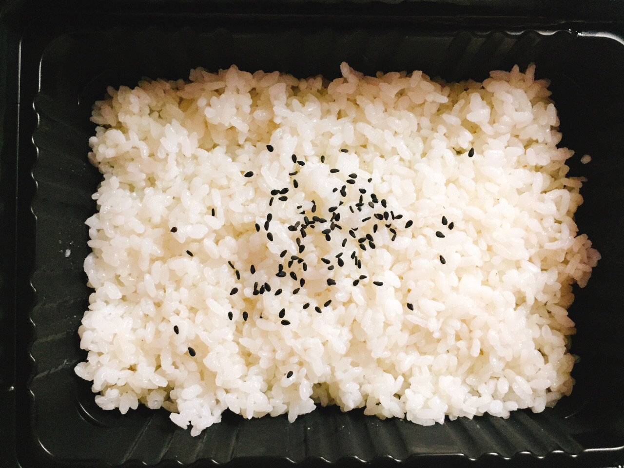 米饭很松软黑芝麻点缀着不错虽然吃了两口后发现这个饭有点干最喜欢的