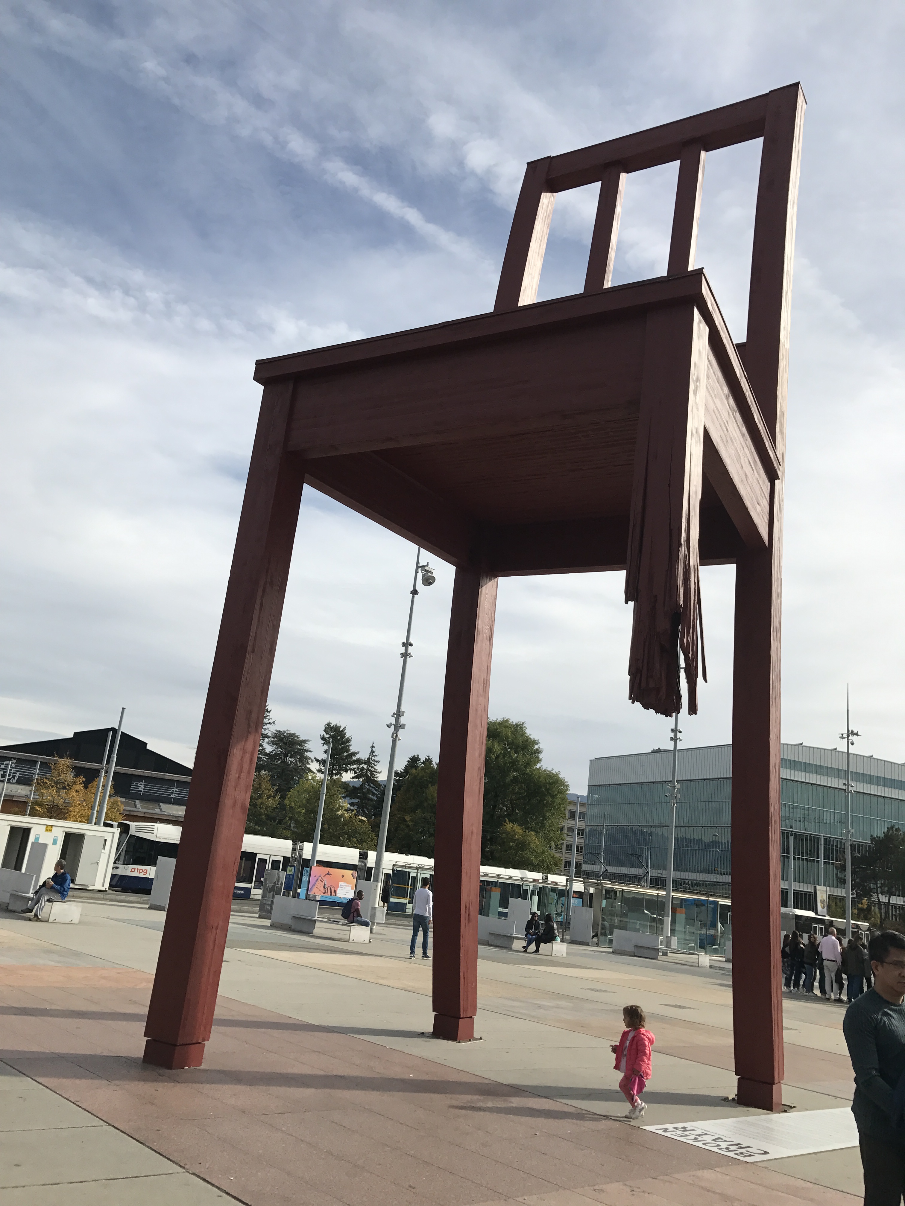 日内瓦万国宫断腿椅子图片