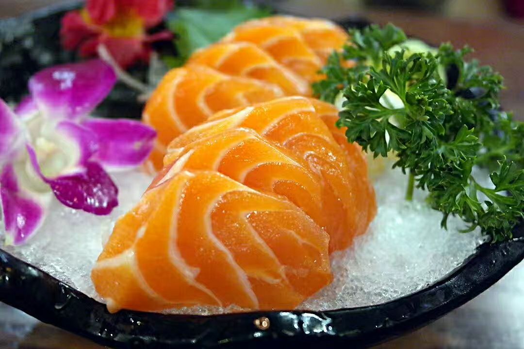 的是48元的三文鱼刺身,摆盘精美,而且是小块的厚切,口感冰凉冰凉的