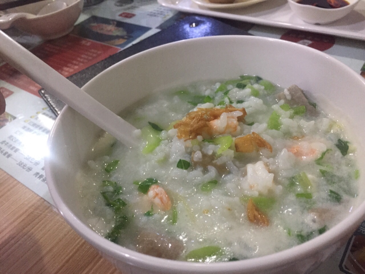 味道非常好的一家粥店,但我觉得海蛎粥很一般一品粥倒是真的很好.