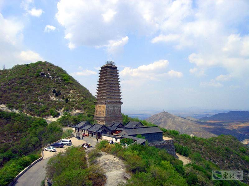 朝陽鳥化石地質公園被評為國家4a級旅遊景區;朝陽鳳凰山位於遼西朝陽