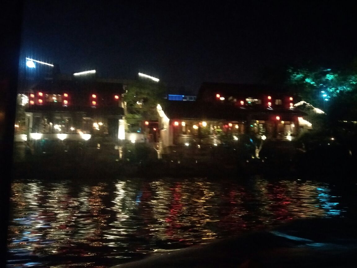 【携程攻略】杭州钱塘江夜游景点,市民中心的灯光秀很不错，钱塘江两岸的景色美不胜收