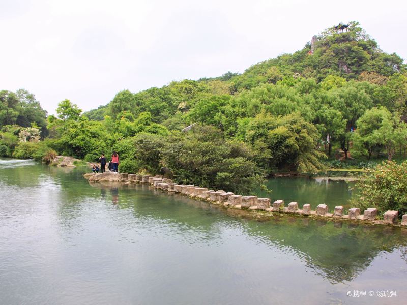 "公园里的一个景点" "花溪公园内" "在水中石桥漫步的感觉很好" "公园