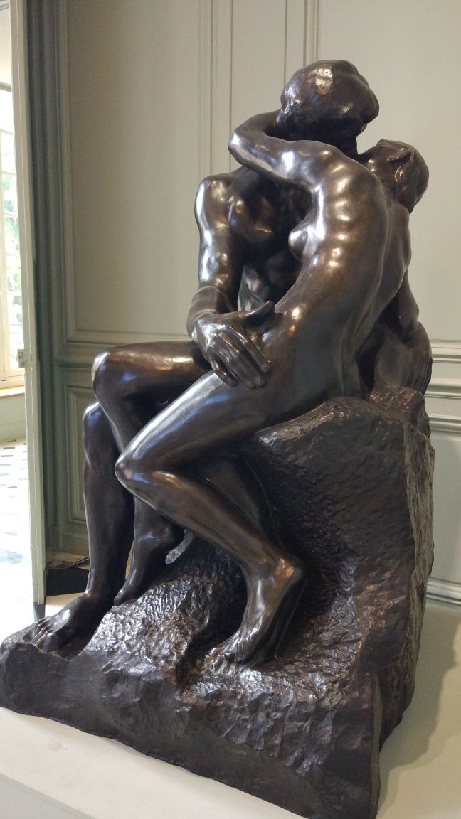 然而她纯然只是艺术的,激情的,毁灭性的(也因为完全