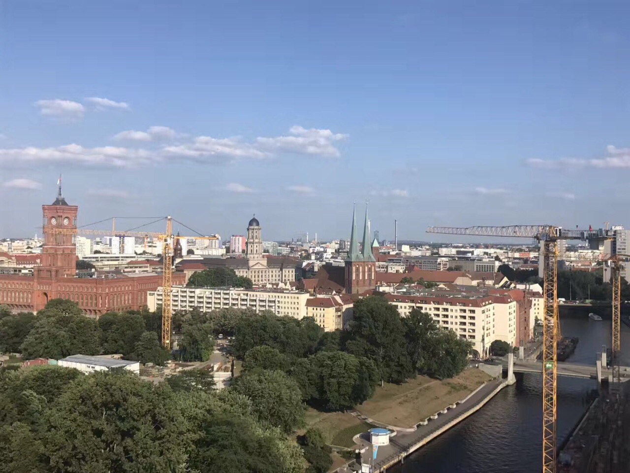 柏林老内河港historische uhr am spreeufer