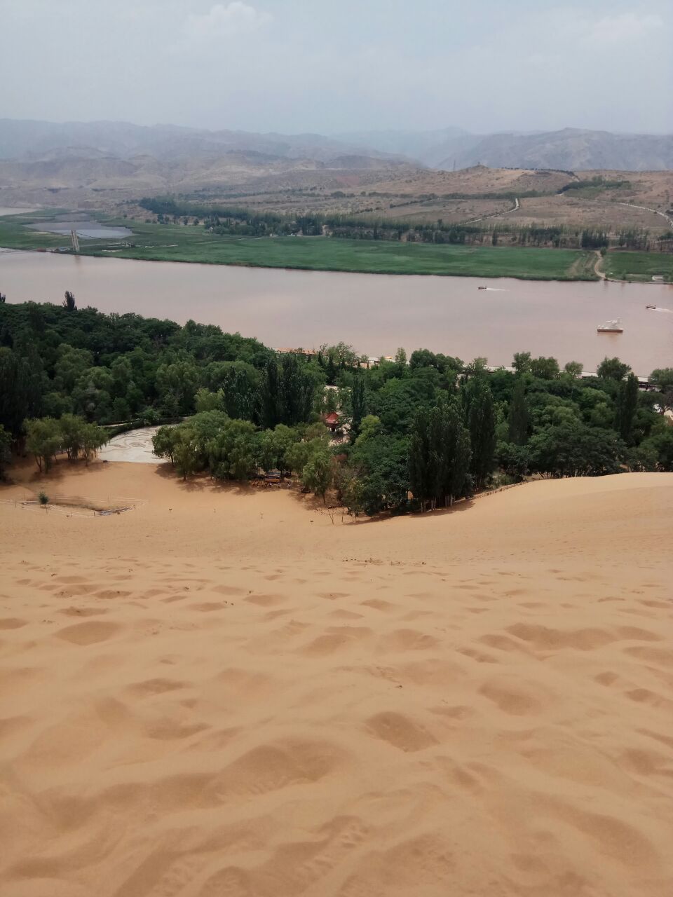 【携程攻略】中卫双狮山景点,就在沙坡头的黄河对岸,从地图上看那一片
