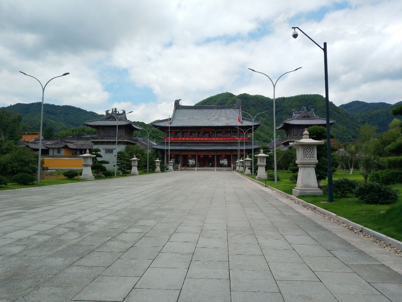 以雪竇山和雪竇寺最為著名,還有蔣中正原住址及鎮上古香古色的文化