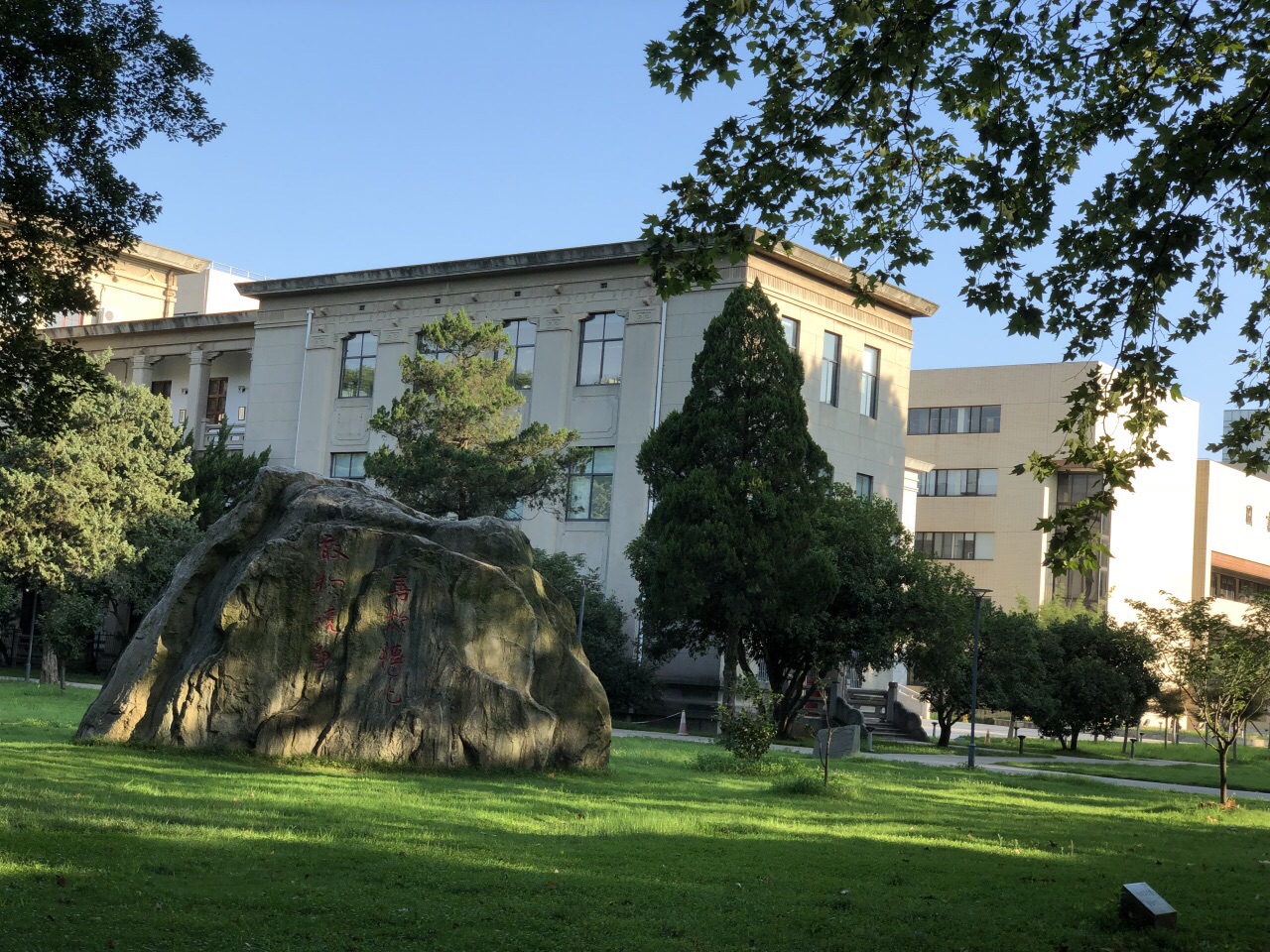 2023华中科技大学游玩攻略,7月13日,早上,骑上小蓝在校.