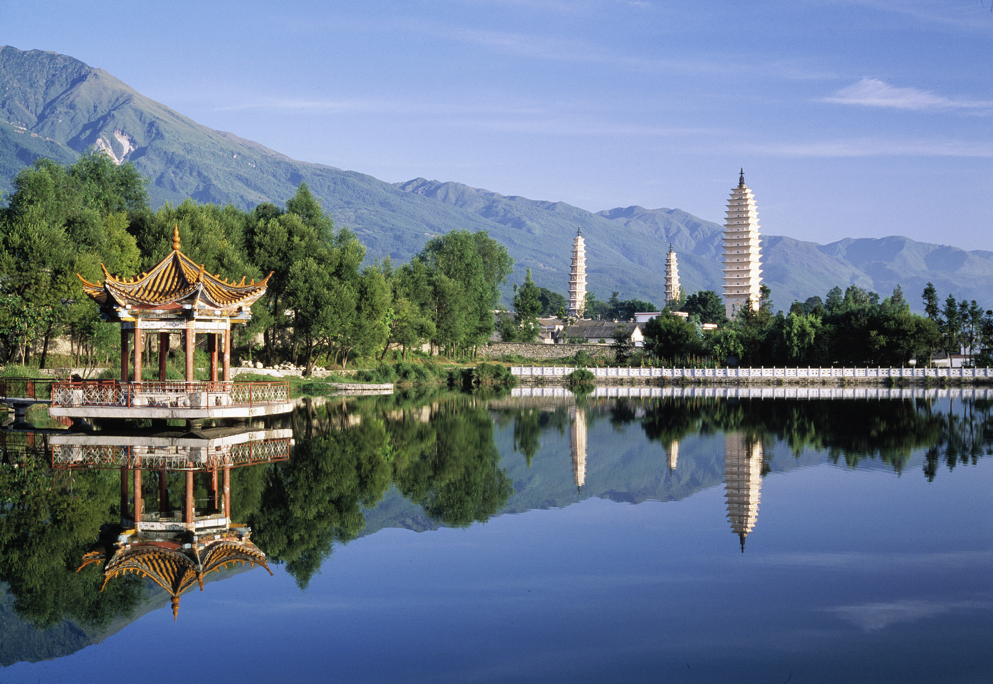 三塔倒影公园 直线距离675m