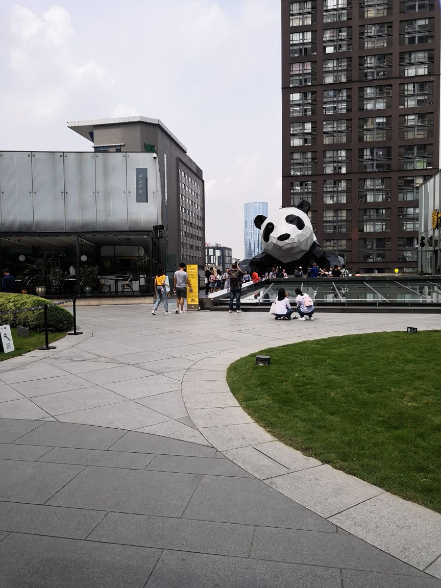 2021成都ifs雕塑庭院雕塑庭院游玩攻略,ifs的雕塑最出名的就是爬楼的.
