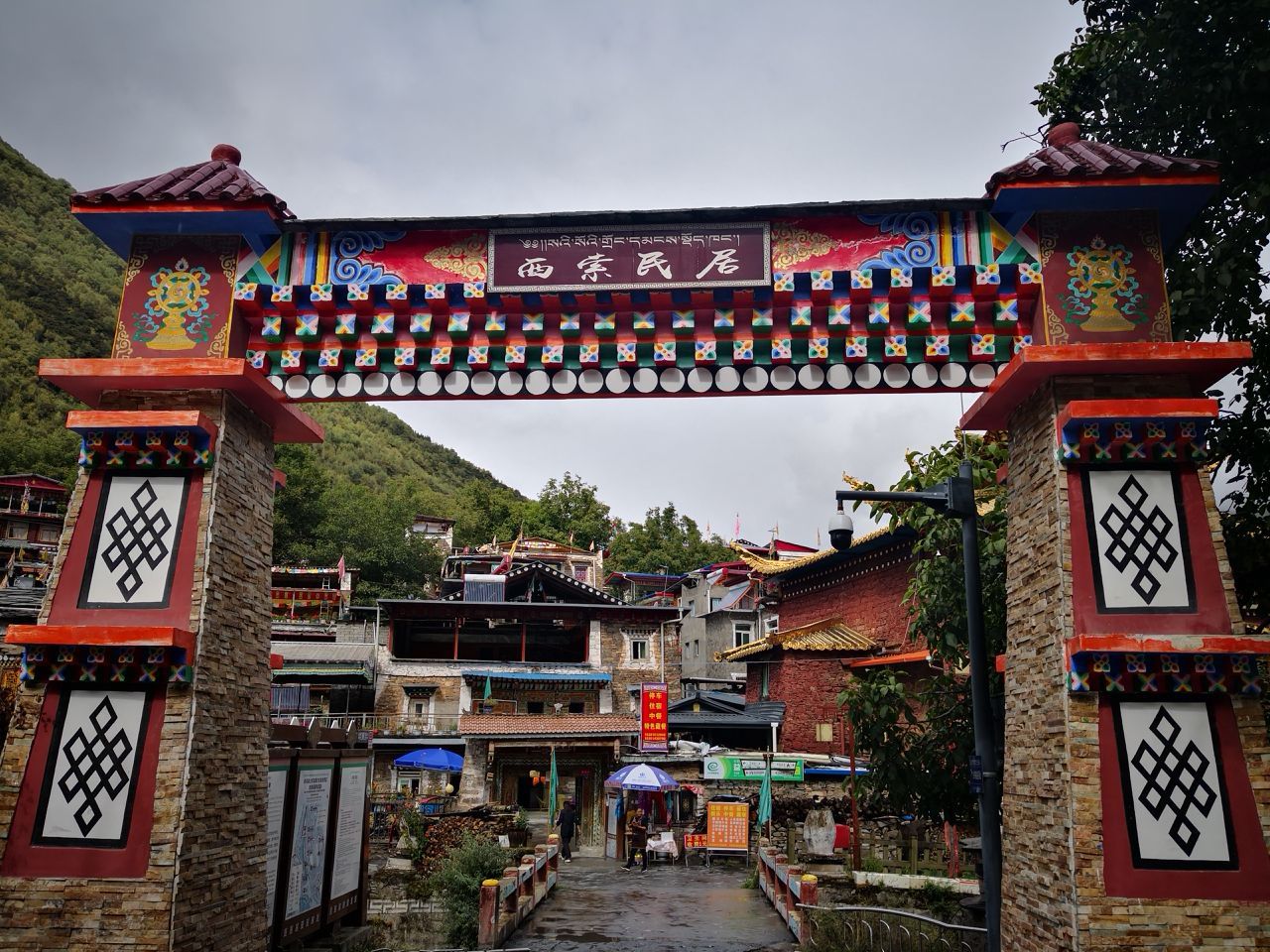拉萨古城第一街八廓街，藏地风情浓郁，是来西藏的人必到之处_松赞干布