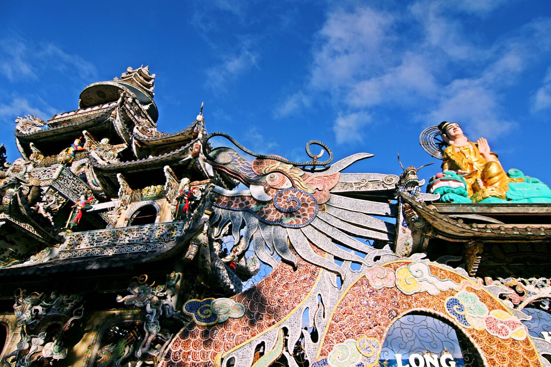 【携程攻略】大叻灵福寺景点,位于越南大叻的灵福寺简直是一座被龙