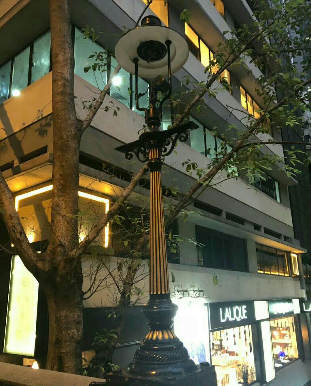 煤气灯街也称都爹利街,是香港众多电视剧分手剧情的取景地,这里有着