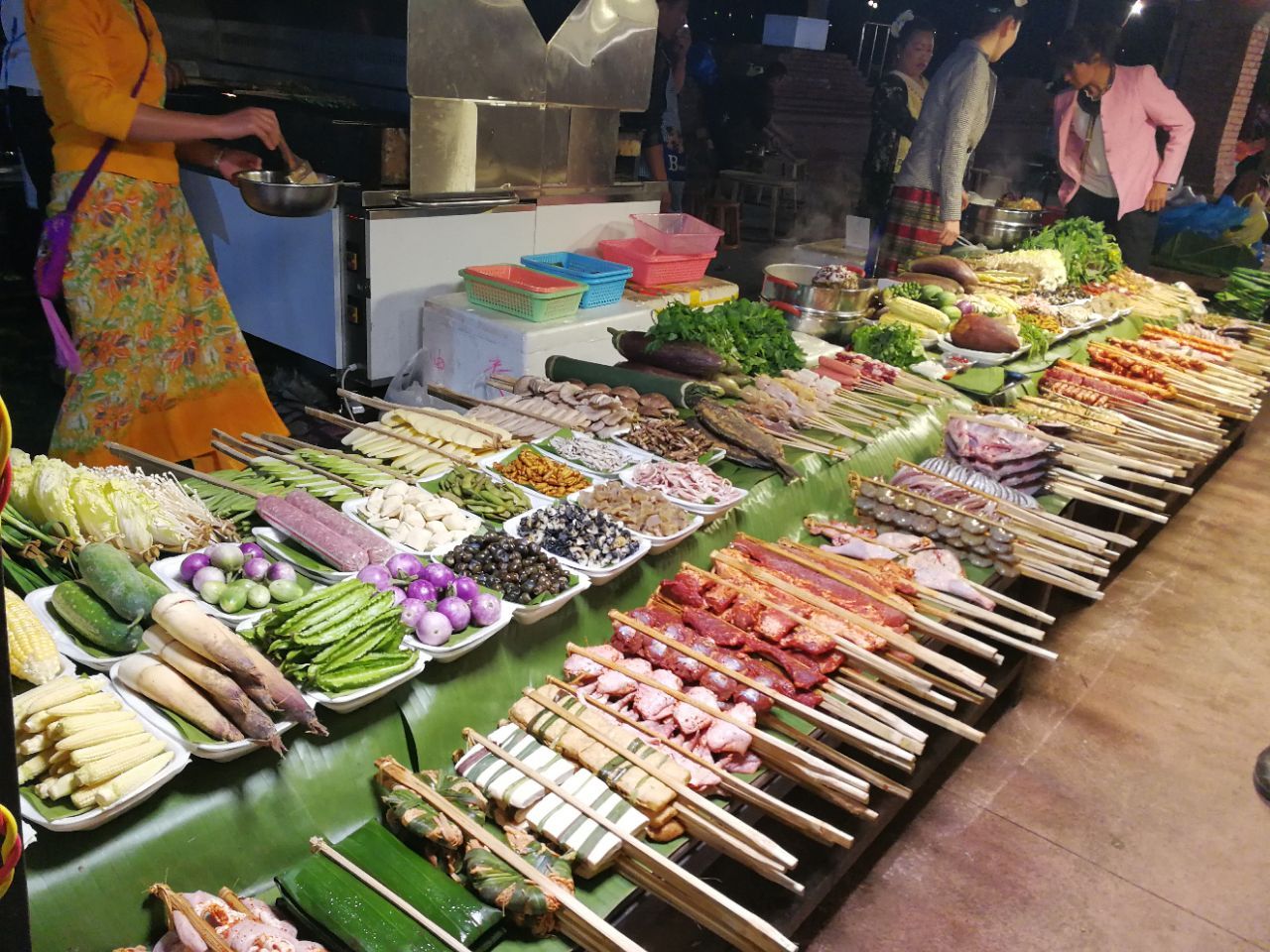 夜市里小吃占一半,其余是衣服,手工艺品等等,而店老板估计东北人占