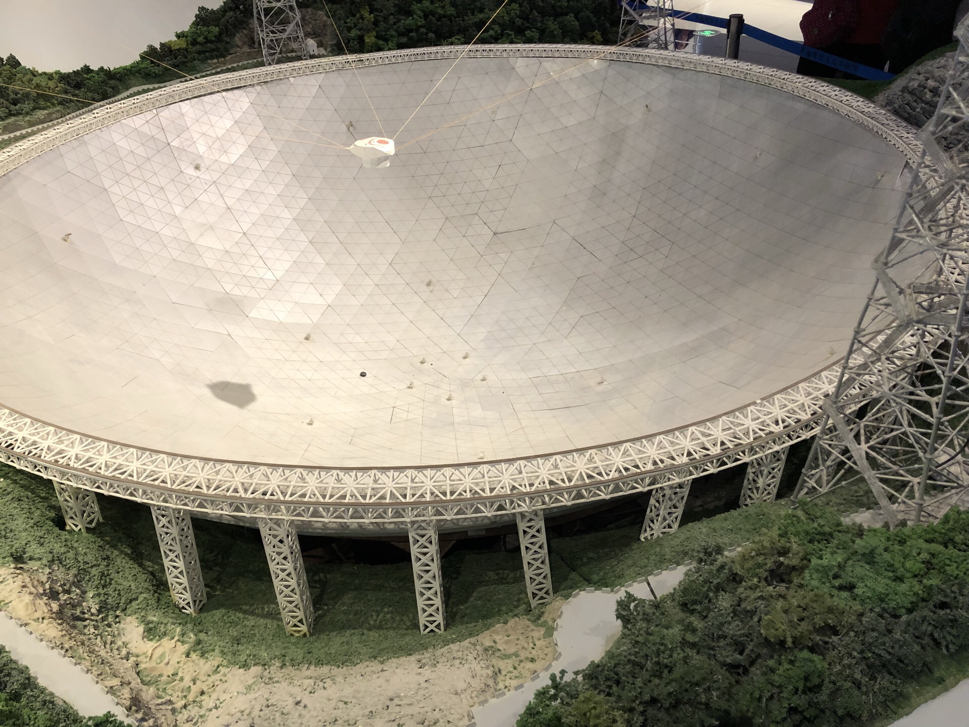 举世闻名的中国天眼全世界最大的射电望远镜中国人又一领先世界的创举