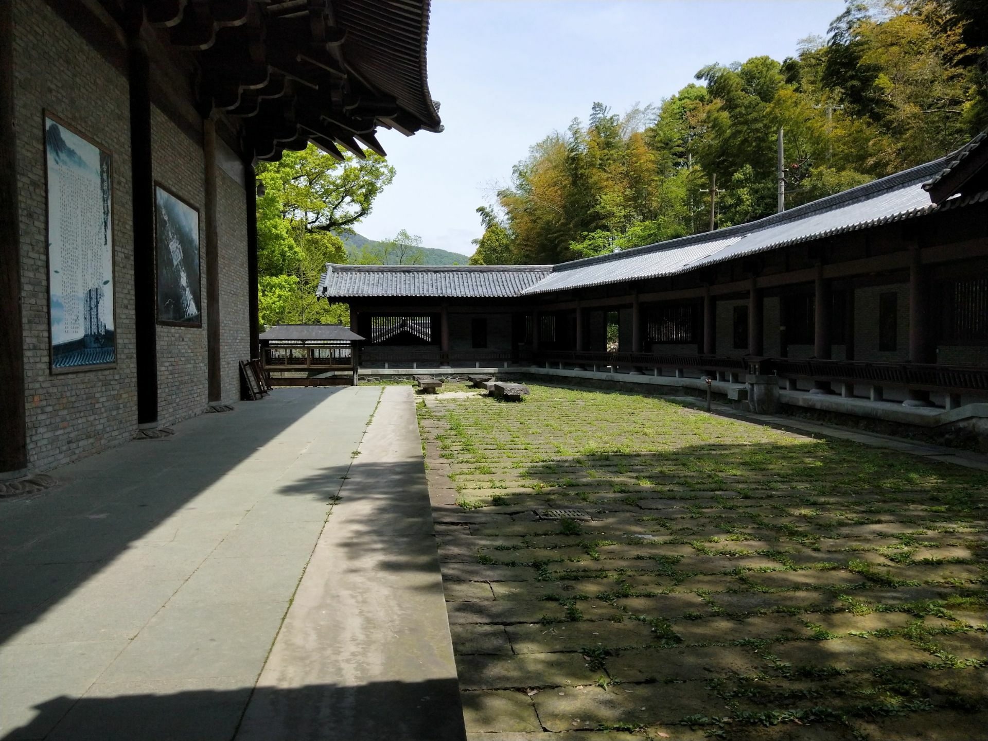 金峨禅寺创建于唐朝大历元年已有1200多年的悠久历史四周群山环绕溪水