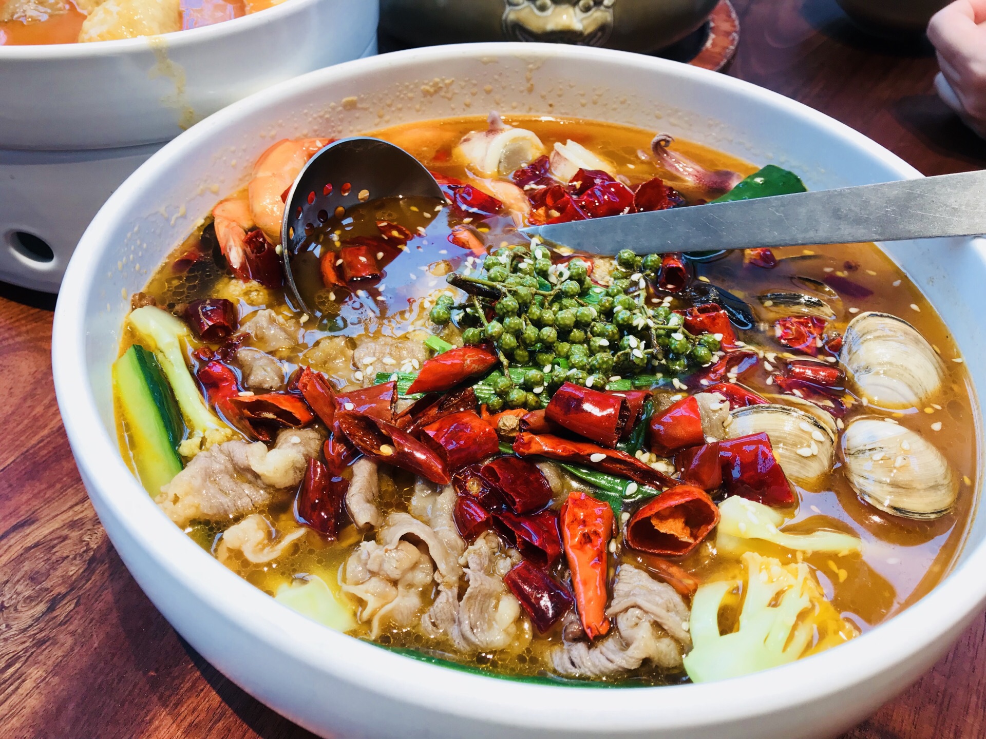 沙茶锅,水煮三鲜,土猪肉汤,都很好吃.