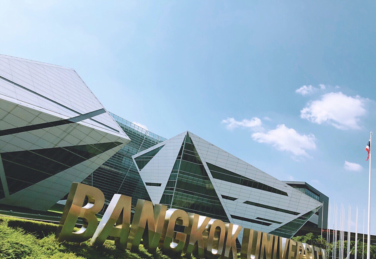 泰国法政大学,也是泰国的名校啊,算是很不错的校园环境,毕竟看起来都