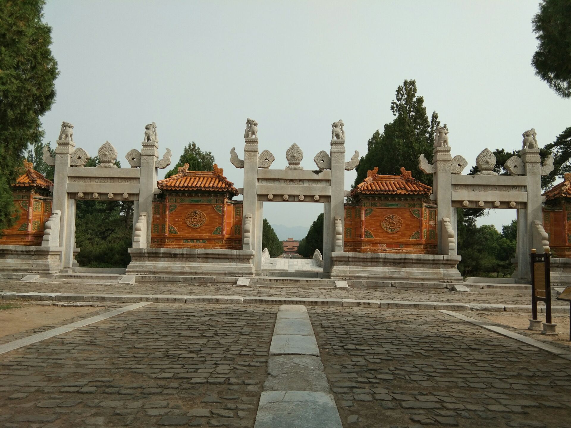 还好看过所有清东陵的地宫,此次清西陵二日游只看地面建筑(没买票).