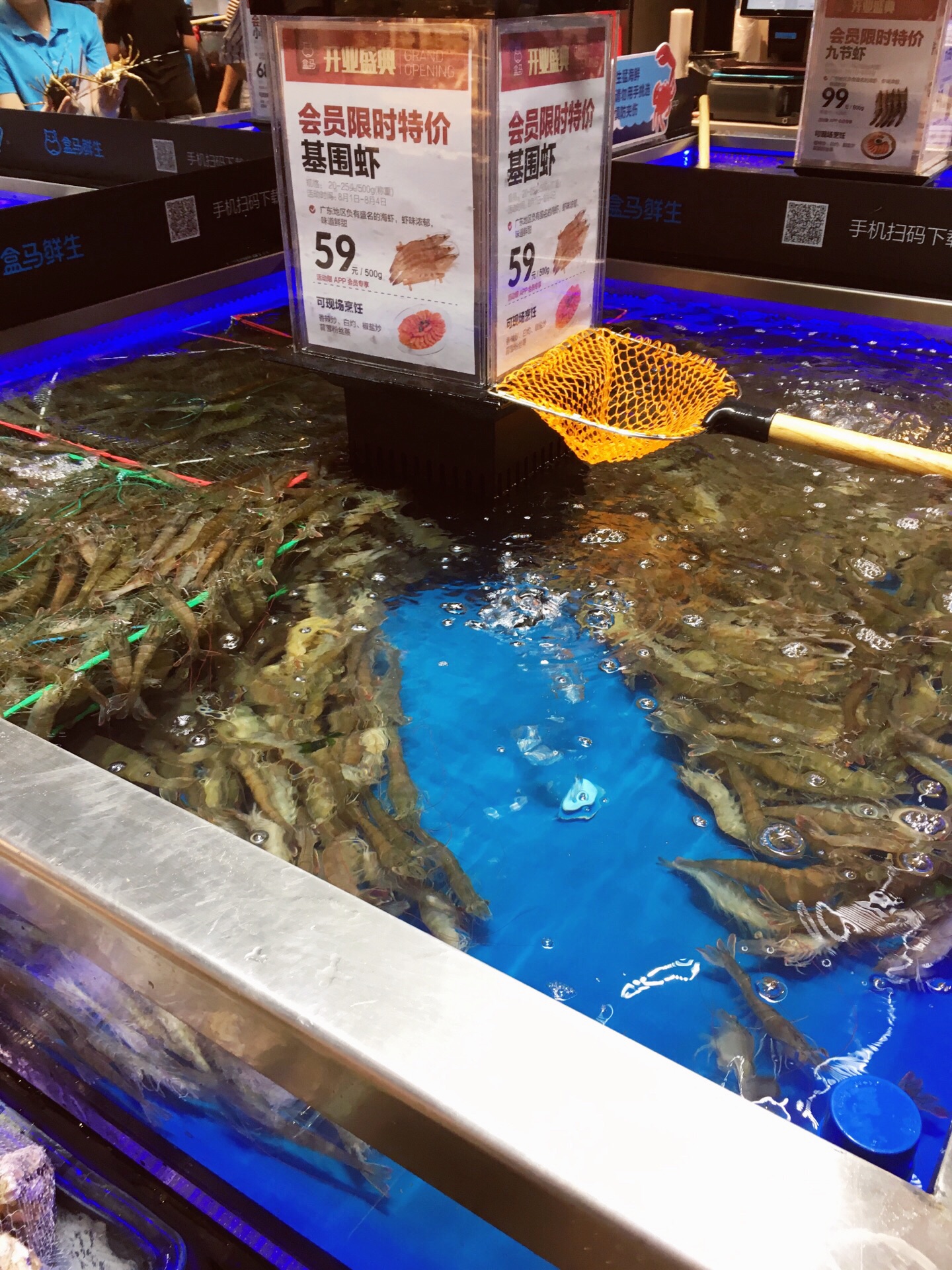 很喜欢到盒马鲜生店里看海鲜,价格经常有折扣优惠,而且还有现场制作