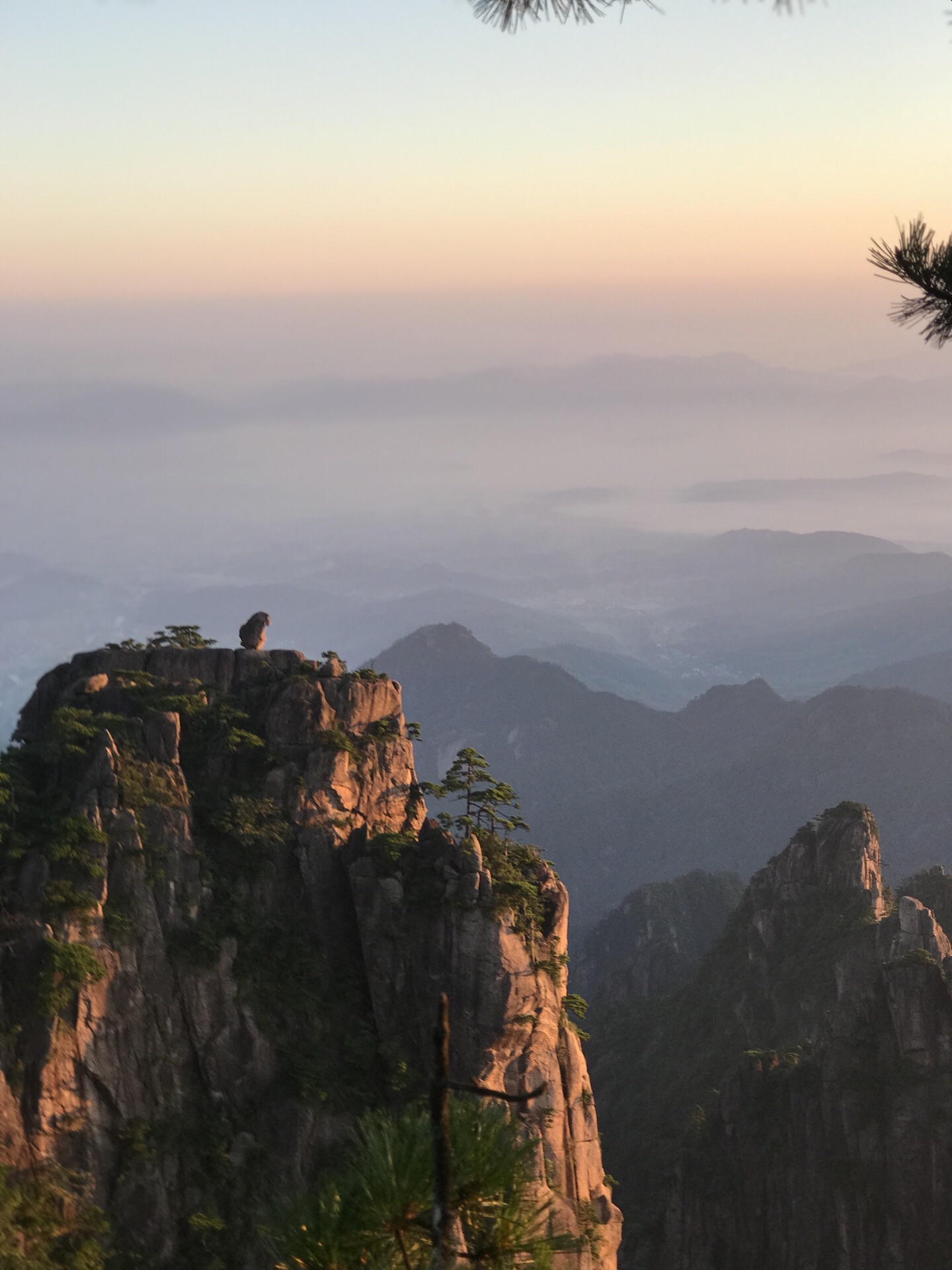 猴子看海，中国黄山。照片摄影图片_ID:140277765-Veer图库