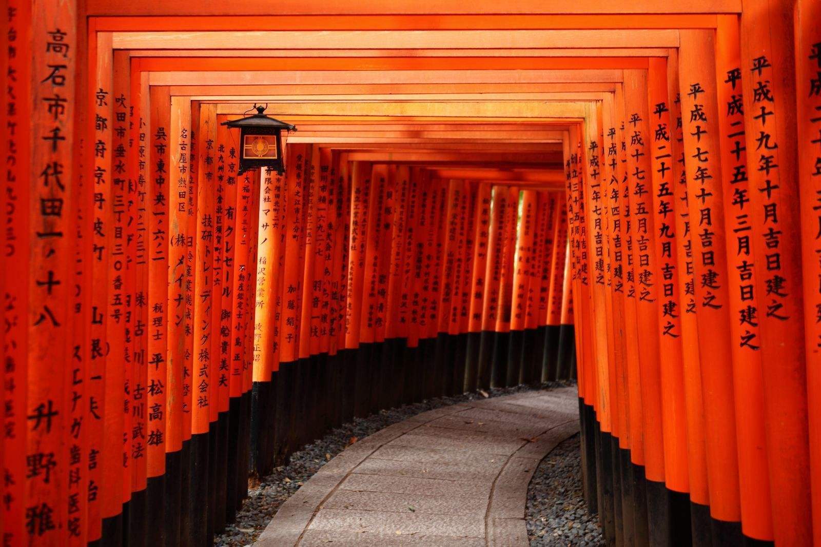 【携程攻略】京都伏见稻荷大社景点,伏见稻荷大社的入口，矗立着由丰臣秀吉于1589年捐赠的大鸟居，后面便…