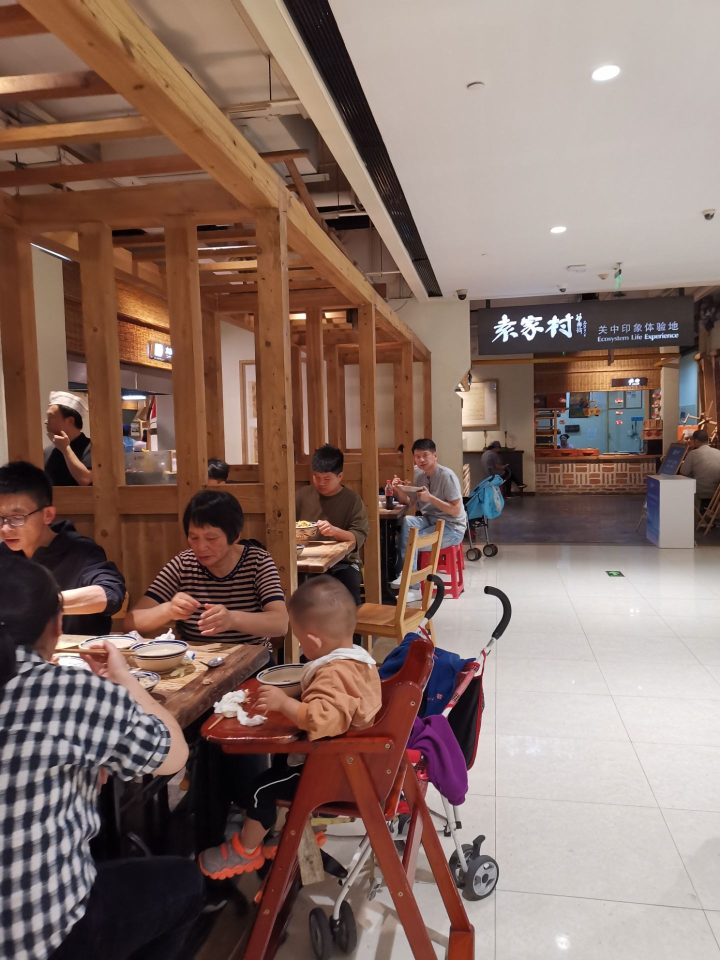 西安的袁家村小吃城有很多店,这个是在银泰城三楼的一家,有很多小吃