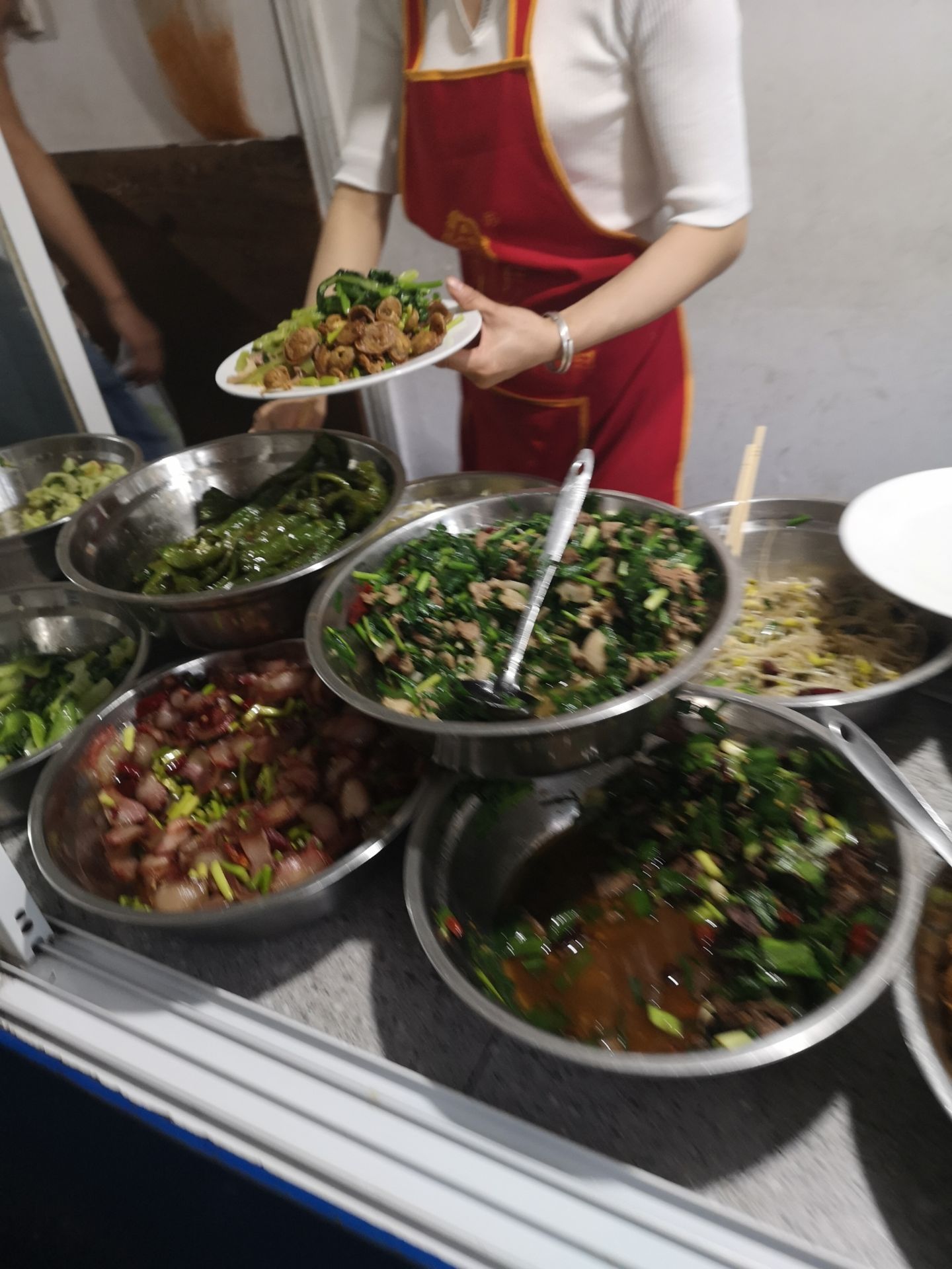 附近工地上班的人群,很喜欢来吃,他们家的快餐便宜,味道不错,很喜欢吃