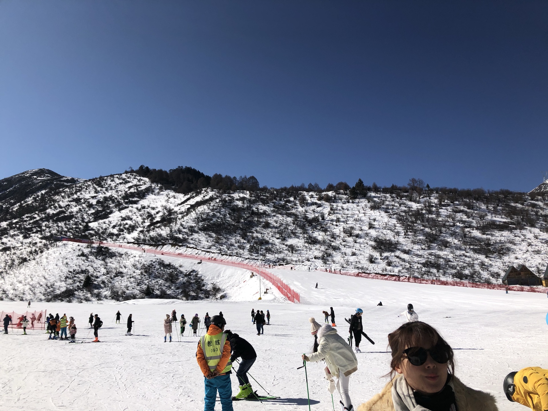 鹧鸪山滑雪场坐落在海拔3700多米,景区整体设施不错,收费也很合理(最