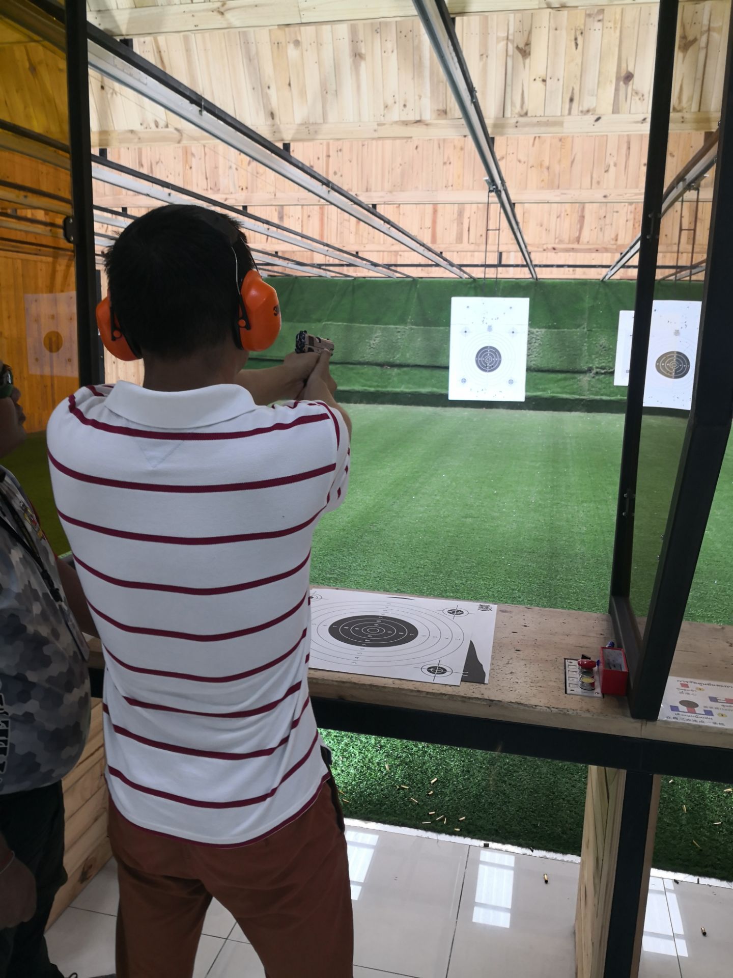 团来的泰国,这家店是从曼谷到芭提雅途中的清迈小镇附近的一个射击场