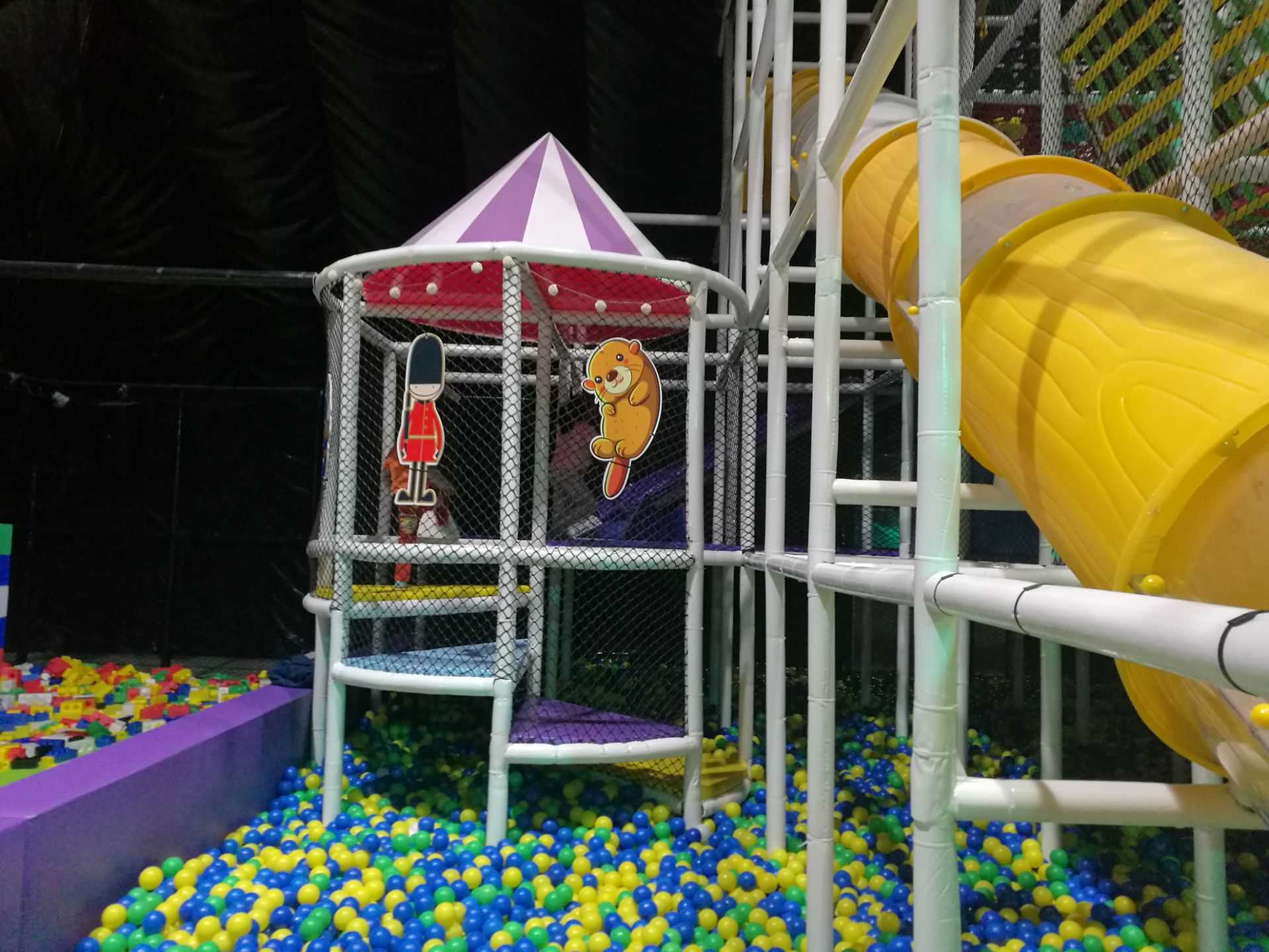 北京欢乐谷失重星球蹦床馆