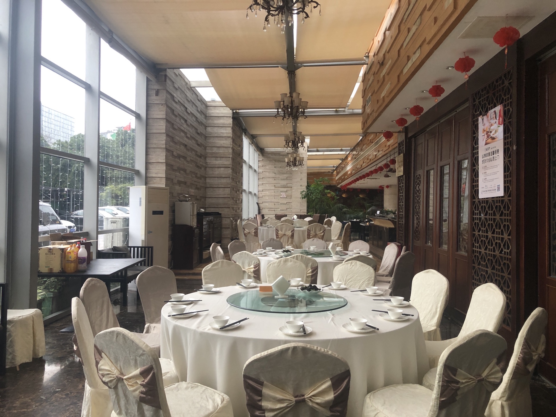 湖璟酒店外观看起来比较旧了,但青莲食府内部的装修确是很新的,很豪华