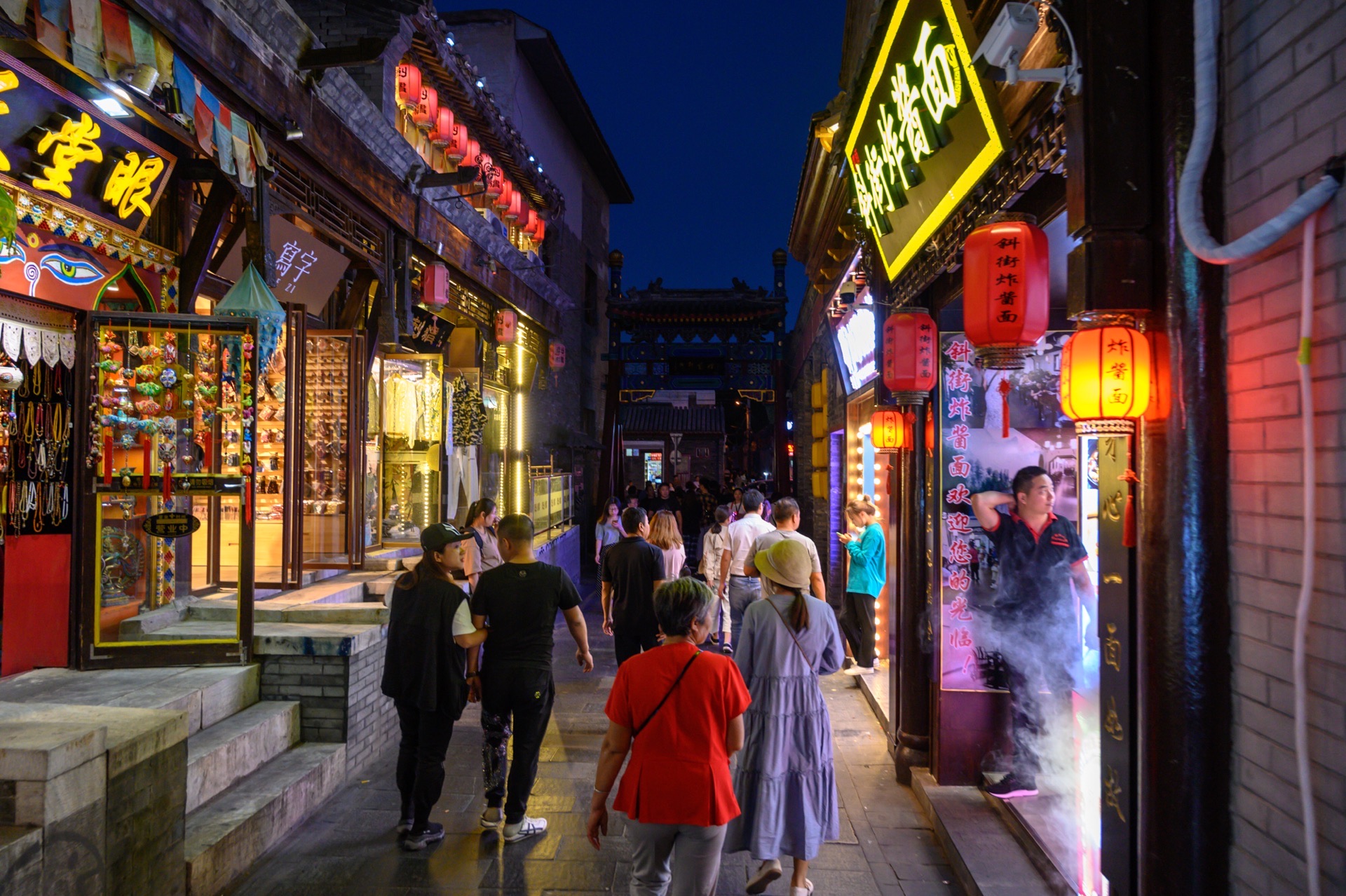 【携程攻略】北京前门大街景点,前门大街位于北京市中心，自古以来就是北京最著名的商业街。如今的前…