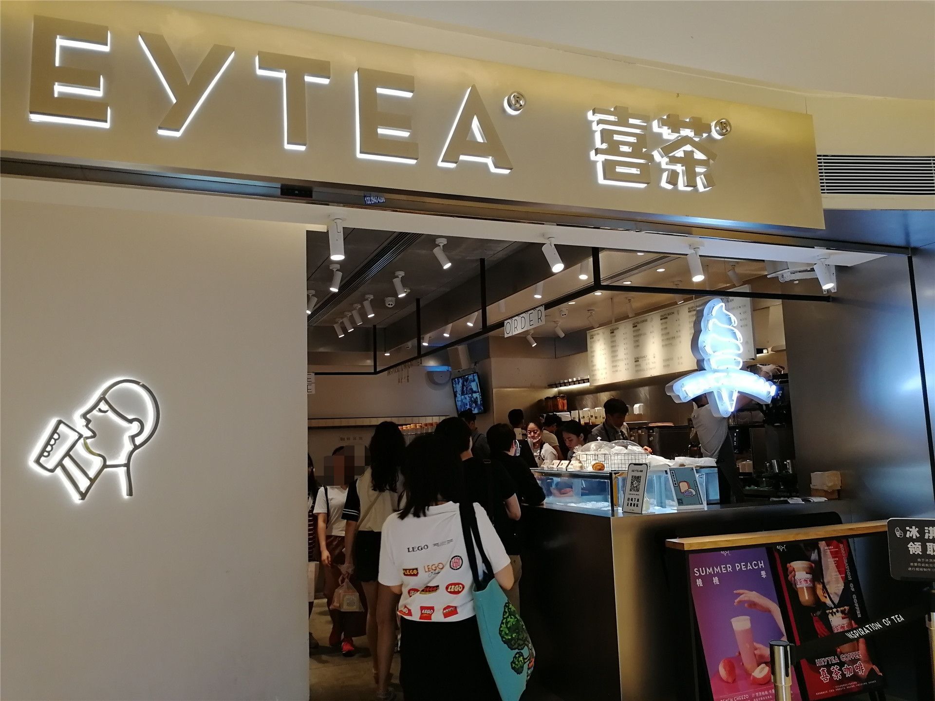 虽然喜茶在广州已有很多分店但排队现象依然不减在天河旺区的万菱汇店